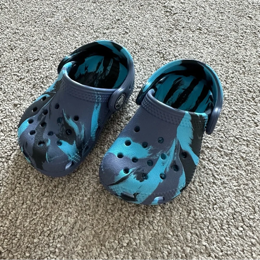 Crocs Kids Blue Marbled Clogs‎ Size C5